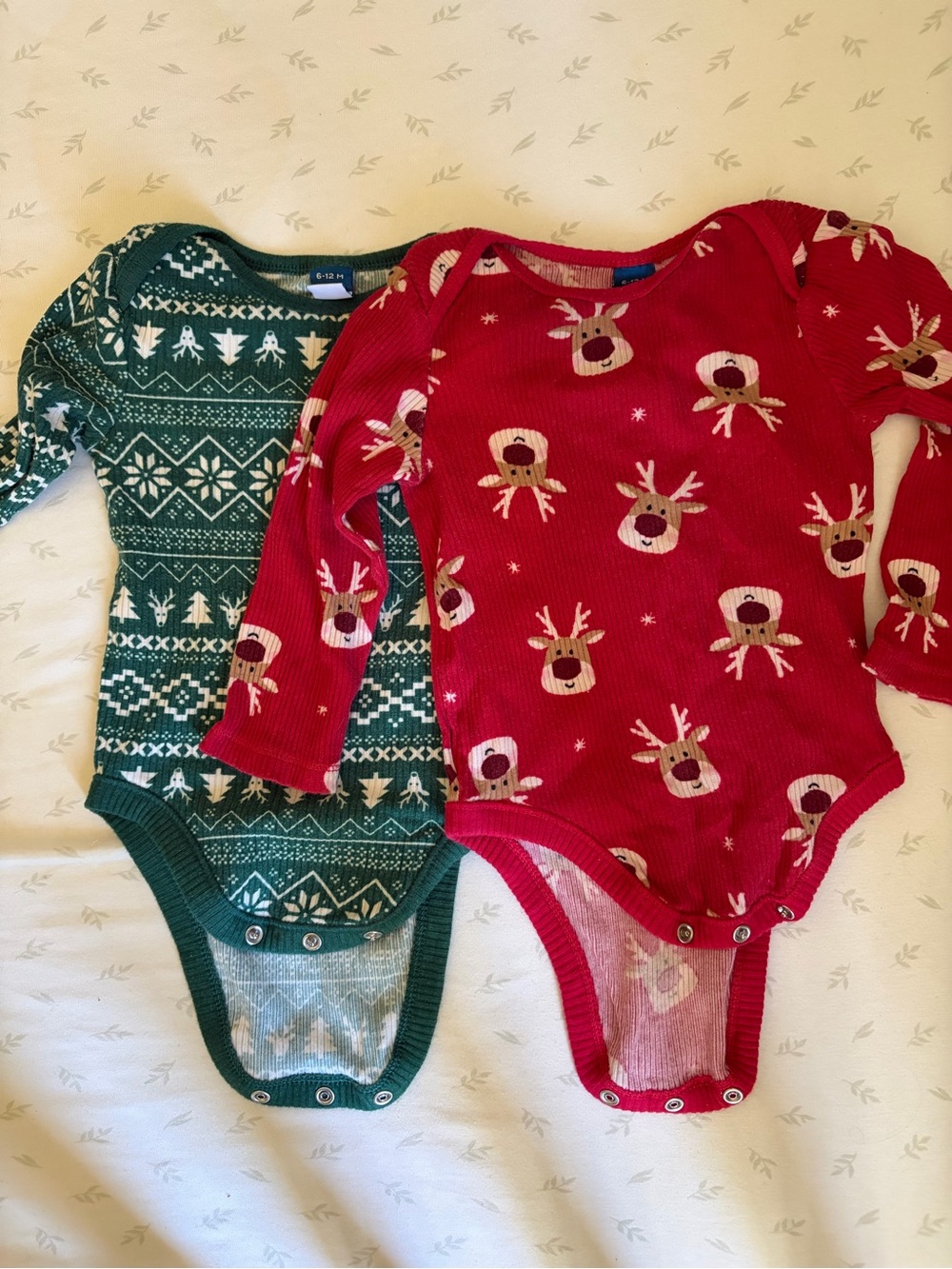6-9 month holiday/christmas pjs (4)